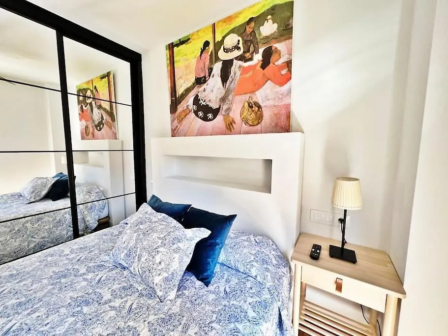 Luxurious Beach Apartment With Pool location